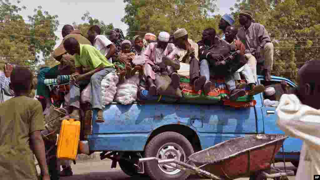 Wata mota dauke da jama&rsquo;a tayi kokarin arcewa daga tashe-tashen hankula a birnin Maiduguri.