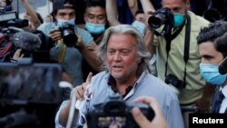 ARCHIVO - El exestratega de la Casa Blanca, Steve Bannon, sale del Tribunal Federal de Manhattan en el distrito de Manhattan de la ciudad de Nueva York, Nueva York, el 20 de agosto de 2020.