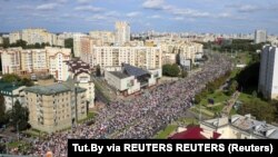 数以万计的抗议者星期天聚集在白俄罗斯首都明斯克再次举行示威游行。