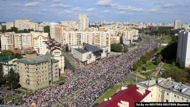 数以万计的抗议者星期天聚集在白俄罗斯首都明斯克再次举行示威游行。