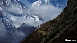 Para pendaki gunung Everest tahun lalu (foto: dok). Musim pendakian selama tiga bulan dimulai bulan Maret.