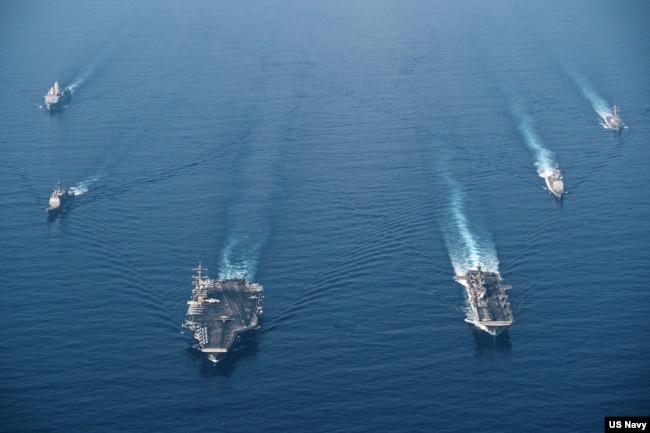 美國海軍羅斯福號航母戰鬥群與馬金島號兩棲戒備群2021年4月9日在南中國海進行編組巡航。 (美國海軍提供)