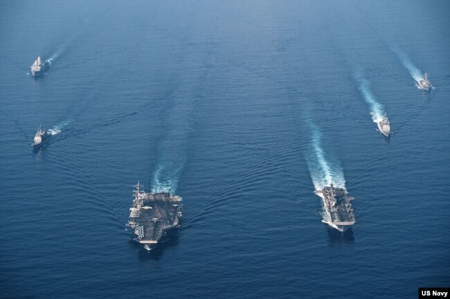 美国海军罗斯福号航母战斗群与马金岛号两栖戒备群2021年4月9日在南中国海进行编组巡航。（美国海军提供）