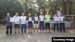 中国一些公民举牌声援香港民主运动。(推特图片)