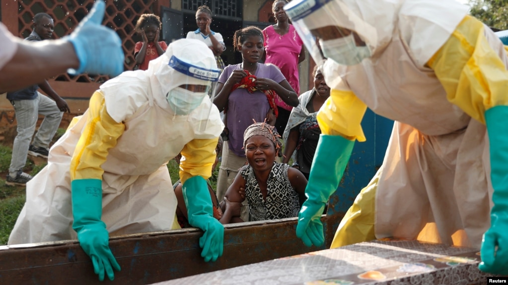 Seorang ibu dari seorang anak, yang dicurigai meninggal dari Ebola, menangis di dekat peti mati anaknya di Beni, Provinsi Kivu Utara Republik Demokratik Kongo, 17 Desember 2018.