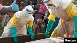 Seorang ibu dari seorang anak, yang dicurigai meninggal dari Ebola, menangis di dekat peti mati anaknya di Beni, Provinsi Kivu Utara Republik Demokratik Kongo, 17 Desember 2018. (Foto: dok).