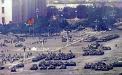 资料照片：1989年6月5日在天安门广场上的中国解放军部队和坦克
