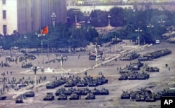 1989年6月5日军事镇压一天之后聚集在北京天安门广场的军人和坦克
