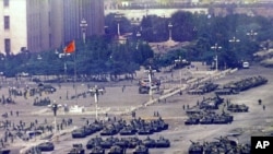 资料照片：1989年6月5日在中国当局镇压民主运动一天后，集结在北京的部队和坦克（美联社）