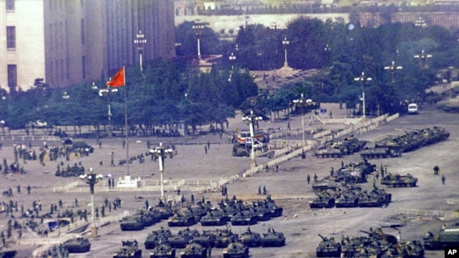 資料照片：1989年6月5日在中國當局鎮壓民主運動一天后，集結在北京的部隊和坦克（美聯社）