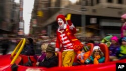 Ronald McDonald melambaikan tangan pada kerumunan orang di Parade Hari Thanksgiving Macy's di New York. (Foto: Dok)