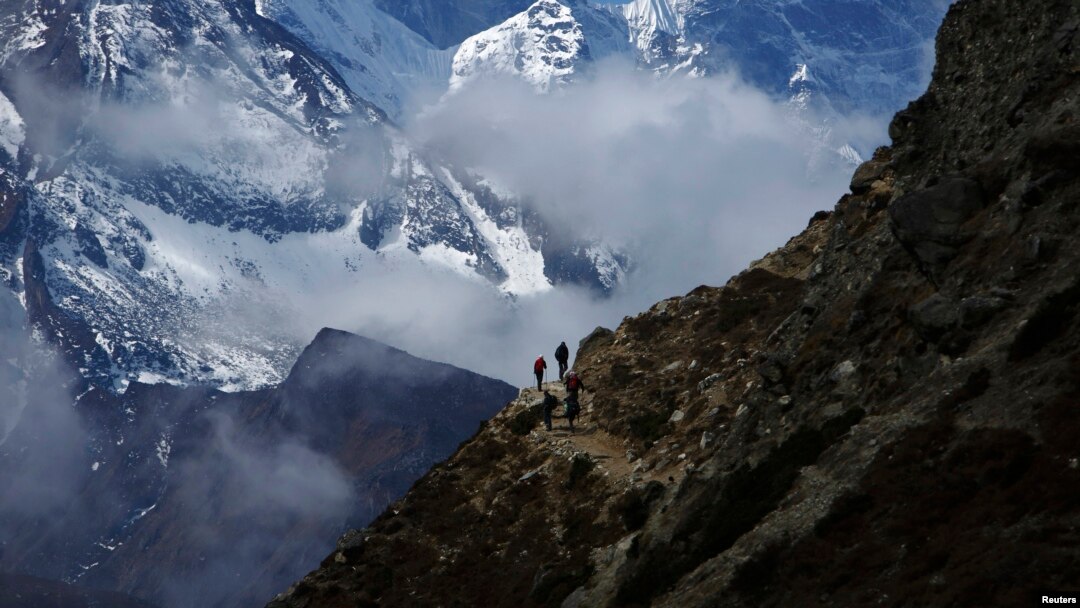 Para pendaki gunung Everest tahun lalu (foto: dok). Musim pendakian selama tiga bulan dimulai bulan Maret.