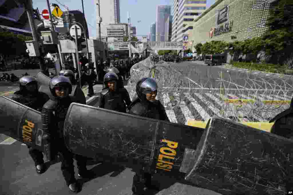 Polisi anti huru-hara mengambil posisi siaga di luar gedung Badan Pengawas Pemilihan Umum (Bawaslu) di Jakarta, Rabu, 22 Mei 2019. (Foto: AP/Dita Alangkara)