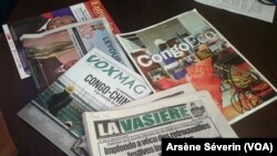 Quelques titres de la presse congolaise, au Congo-Brazzaville, le 26 avril 2020. (VOA/Arsène Séverin)