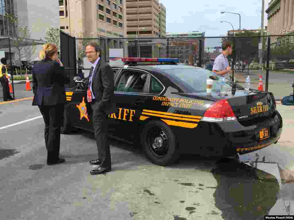 La police sécurise l'accès à convention républicaine, Cleveland, le 18 juillet 2016. (VOA/Nicolas Pinault)