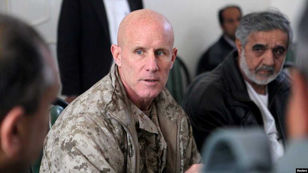Arhiva - Viceadmiral Robert S. Harvard, komandant Kombinovane međuagencijske operativne grupe 435, razgovara sa zvaničnicima Avganistana tokom posete Zaranju, Avganista, 6. januara 2011. 