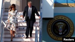 Presiden Donald Trump dan Ibu Negara Melania Trump tiba di Bandara Internasional Haneda di Tokyo, 25 Mei 2019. 