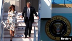 Le président américain Donald Trump et la première dame Melania Trump à l’aéroport de Tokyo Haneda à Tokyo, le 25 mai 2019.
