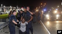 Cuatro de cada 10 hispanos afirman que ellos, o alguien a quien conocen, han sido objeto de violencia o acoso a manos de la policía.