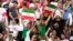 Eron o'yini davomida stadionda ko'tarilgan plakatlar, Doha, Qatar, 2022-yil, 21-noyabr