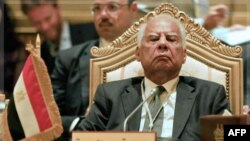 Phó Thủ tướng Hazem El-Beblawi đã nộp đơn xin rời khỏi nội các hôm qua, nêu lý do có một sự ‘vi phạm an ninh nghiêm trọng và an toàn xã hội’