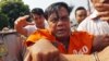 Rajendra Sadashiv Nikalje, bos mafia India yang dikenal sebagai “Chotta Rajan,” dikawal polisi di Bali, 29 Oktober 2015. (AP Photo/Firdia Lisnawati)