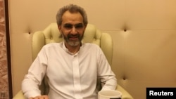 27일 임시구치소인 리야드 리츠칼튼 호텔에서 로이터통신과 인터뷰하는 사우디라비아의 알왈리드 빈탈랄 왕자.
