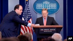 El portavoz de la Casa Blanca, Sean Spicer, durante una rueda de prensa en la Sala de Conferencias Brady de la Casa Blanca, Washington, Estados Unidos.