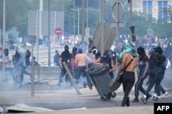 Los manifestantes chocan con la policía durante una marcha tras la muerte de un adolescente a tiros por un policía, en el suburbio parisino de Nanterre, el 29 de junio de 2023. (Foto de Alain JOCARD / AFP)