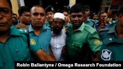 Cảnh sát hộ tống thủ lãnh nhóm Harkatul Jihad, Mufti Abdul Hannan (giữa), đến xe tải sau khi ông này bị tuyên án tử hình tại Tòa án Dhaka ở Dhaka, ngày 23/6/2014.