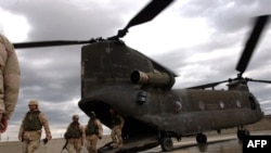 Американские солдаты высаживаются из вертолета в провинции Гильменд, Афганистан