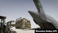 یک طیاره نظامی ایالات متحده هنگام تخلیه در میدان هوایی بگرام