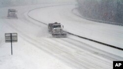 Máquinas quitanieves despejan una autopista en Roanoke, Virginia, EE. UU., el 16 de enero de 2022.