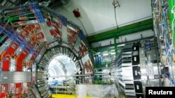 Michael Hoch, koordinator u detektoru čestica Compact Muon Solenoid (CMS), prati nadogradnju detektora piksela u Europskoj organizaciji za nuklearna istraživanja (CERN) u Cessyju u Francuskoj, 3. ožujka 2017.