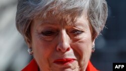 Nữ thủ tướng Anh, Theresa May, khi tuyên bố sẽ từ chức vào tháng Sáu tại số 10 Downing, ngày 24 tháng Năm.