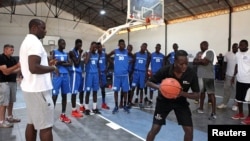 Olumide Oyedeji (ancien joueur de la NBA) travaille avec de jeunes joueurs au premier centre de formation de la NBA en Afrique, à Thies, Sénégal, 2 mai 2017. 