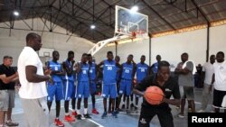 Olumide Oyedeji (ancien joueur de la NBA) travaille avec de jeunes joueurs au premier centre de formation de la NBA en Afrique, à Thies, Sénégal, 2 mai 2017. (Photo: NBA/Reuters)