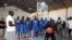 Olumide Oyedeji (ancien joueur de la NBA) travaille avec de jeunes joueurs au premier centre de formation de la NBA en Afrique, à Thies, Sénégal, 2 mai 2017. (Photo: NBA/Reuters)