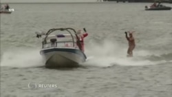 Санта на водных лыжах
