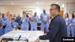 Pablo Vásquez, enfermero hispano del Houston Methodist Hospital, quien se ofreció como voluntario para supervisar el trabajo de enfermería en la sala de pacientes de coronavirus de su centro.