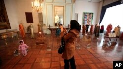 Seorang perempuan Iran tengah mengambil gambar saat berkunjung ke istana Niavaran, utara Teheran, Iran, Sabtu, 9 Februari 2013. Niavaran adalah rumah kediaman utama dan terakhir pemimpin Iran yang tersingkir, Shah Mohammad Reza Pahlavidan keluarganya sebelum meninggalkan Iran saat Revolusi Islam tahun 1979. (AP Photo/Vahid Salemi). Iran memperingati revolusi Islam ke-34 tahun ini. 