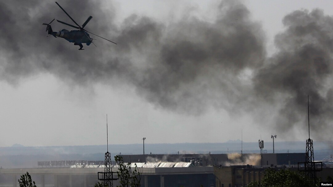 Sebuah helikopter pemerintah Ukraina menembak pemberontak di bandara Donetsk (26/5). (Reuters/Yannis Behrakis)