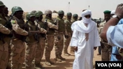 Le Premier ministre malien Soumeylou Boubeye Maïga en visite à Tessalit, Mali, 22 mars 2018. (VOA/FAMA)