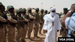 Le Premier ministre malien Soumeylou Boubeye Maïga en visite à Tessalit, Mali, 22 mars 2018. (VOA/FAMa)