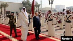 Qatari Emir Sheikh Tamim bin Hamad al-Thani and Lebanon's President Michel Aoun review an honor guard upon Aoun's arrival to Doha, Qatar, Jan. 11, 2017. 