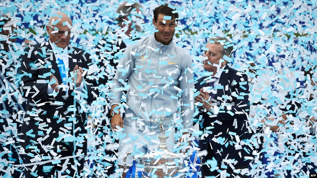 Hujan kertas berwarna-warni menyirami petenis Spanyol, Rafael Nadal, saat merayakan kemenangan di laga final turnamen tenis ATP Barcelona Terbuka di Barcelona, Spanyol, 29 April 2018, (Foto: AFP).