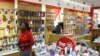 Un employé passe devant des accessoires pour téléphones portables dans un magasin de l'opérateur de télécommunications sud-africain Vodacom à Johannesburg le 4 février 2015. (AFRIQUE DU SUD - Tags: TÉLÉCOMS D'AFFAIRES) - RTR4O5Q9