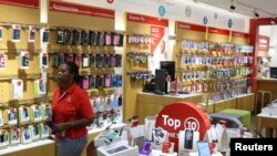 En Afrique anglophone, une entreprise sud-africaine, Mint Mobile, a commencé cette année à produire des téléphones dans la banlieue de Johannesburg.