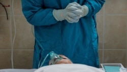 Nhân viên y tế bên cạnh bệnh nhân nhiễm virus corona tại một bệnh viện ở Moscow, Nga, ngày 8 tháng 10, 2020.