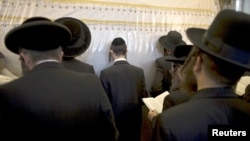 Judíos ultra-ortodoxos oran junto a la Tumba de Raquel, en la Margen Occidental en Belén.